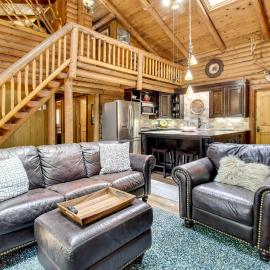 Cozy Log Cabin on 1/2 Acre in Lakeside!, hotel u gradu 'Lake of the Woods'