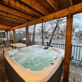 Cozy Cabin On the Lake with HotTub, hotel a Hopatcong
