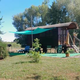 La roulotte au bord de l'étang, hotell i Larnaud