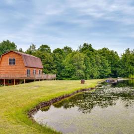 5 Mi to Jay Peak Resort: Cabin w/ Pond Access!, hotel in Jay