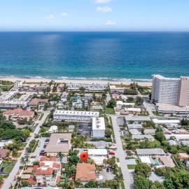 Lux 3 bedroom townhouse 1 block from the beach