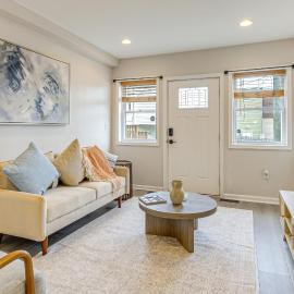 볼티모어에 위치한 호텔 Walkable Baltimore Rowhouse with Fenced-In Patio!