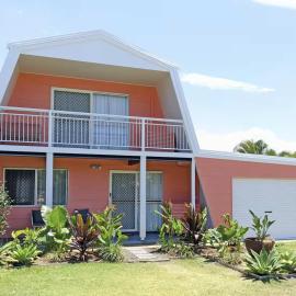 Central Bargara Beach Bungalow by UG、バーガーラのホテル
