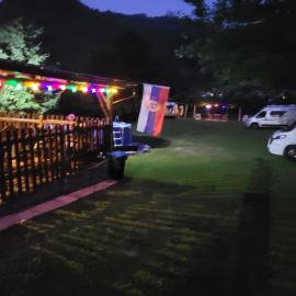 Kamp kućica trokrevetna，Crnča的飯店