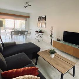 Sunny 2 bedroom flat in Engomi, Hotel in Engomi