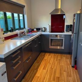 Cosy 2 Bedroom Cottage with Parking Near Airport & Beaches, hotel in Wellington