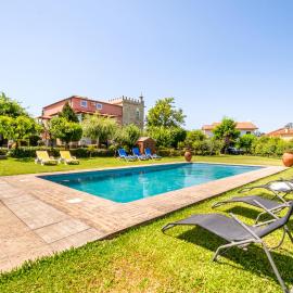 Viesnīca Villa Martim with Pool & Big Garden near Braga by Sé Apartamentos pilsētā Barseluša