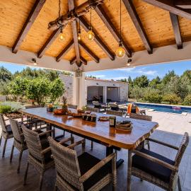 Luxury Villa Nature with heated private pool, sauna & fire pit, a short walk to the beach, Hotel in Milna