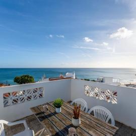 Lovely beach apartment, sea views, rooftop terrace #1974, hotel i Budens