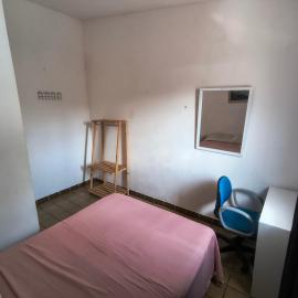 casa jota quarto com cama de casal e ar wc compartilhado