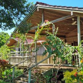 Cliffside Amani Wooden Villa with Stunning Ocean Views for an Authentic Tanzanian Escape، فندق في دار السلام