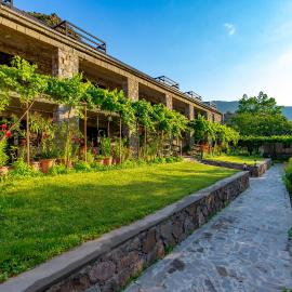 Valodia's Cottage, hotel in Vardzia
