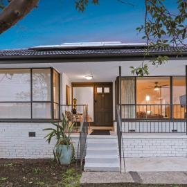 Sunbury large family home pet friendly airport、サンベリーのホテル