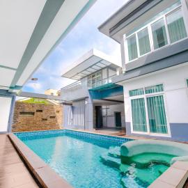 Luxury Pure Modern Pool Villa 5Bed KTV Gym Nr BTS&Central, hotel v mestu Bangkok