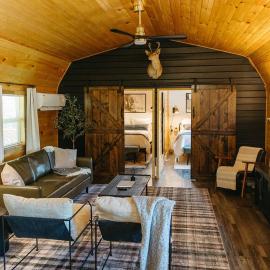 "Lumber Lodge" - Comfy & Woodsy Stay in RRG/Auxier, hotel in Pine Ridge