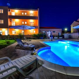 Apartments Bonex, готель у місті Привлака