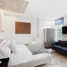 BRIGHT DOCKSIDE HARBOUR & SHIP VIEW POTSMOUTH STUDIO- WALKING DISTANCE TO GUNWARF - FREE WiFi - FLAT SCREEN SMART TV - PERFECT FOR COUPLES AND CONTRACTORS