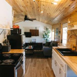 "Cozy Dumplin" - Warm & Modern Stay in RRG/Auxier, hotel en Pine Ridge