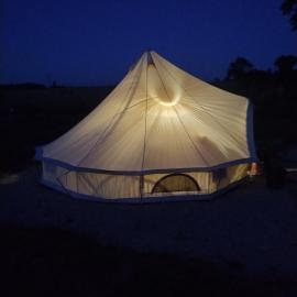 Lodge romantique "le grand chêne" avec Jacuzzi privatif, hotel in Lapalisse