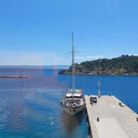 VELE with parking and sea view