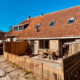 BijOpaenOma, hotel in Oosterend