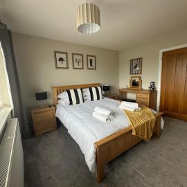 Modern homely well equipped 2BR bungalow next to the racecourse free parking