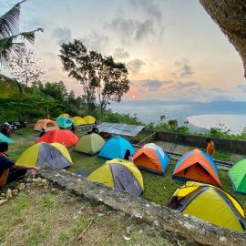 Sunrise & Ocean View Camp Ground - ESP Pacitan، فندق في Tamperan
