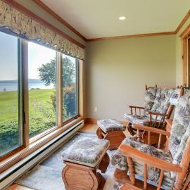 Pool Access: Waterfront Lake Memphremagog Condo!, hotel a Newport
