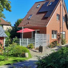 Modernes Ferienhaus mit Sauna in Wiek am Meer、ヴィーク・アウフ・リューゲンのホテル