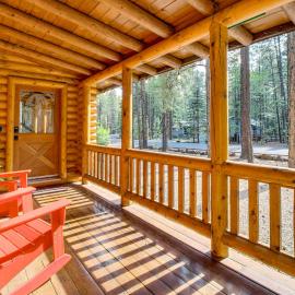 Near Fishing & Hiking: Pinetop Log Cabin w/ Deck!, hotel din Pinetop