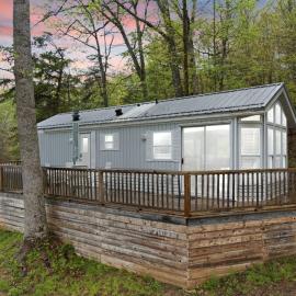 Premium Cabin with Pasture Views & Private Hot Tub، فندق في Stanton