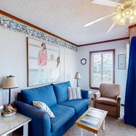 First-Floor Condo with Balcony, WiFi & Shared Pools, Hot Tub, Tennis, Putt-Putt, Hotel in Atlantic Beach