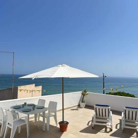 Casa da Praia em Olhos de Água a 50 metros da Praia, hotel in Olhos de Água
