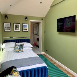 Private room with ensuite and small double bed, hotel in Hackington