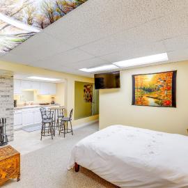 Crystal Lake Retreat Studio: Walk to Happy's Inn!, hotel Libbyben