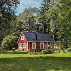 Cottage By The Stream In Southern Halland、ラホルムのホテル