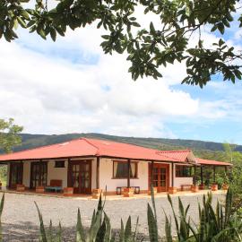 Cabaña rústica cerca del río