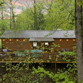 Red River Gorge Creekside Cabin, Hot Tub, Shared Bathhouse, hotel en Stanton