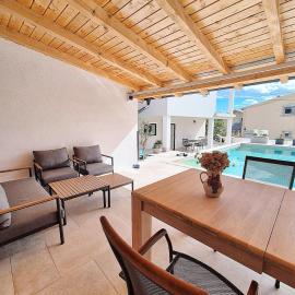 Mare`s Private House 1st floor with Pool, hotel in Karlobag