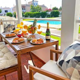 Oura Modern Poolside Condo by BeCherish, hotel sa Albufeira