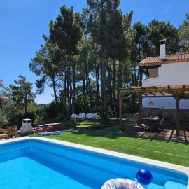 La Piñona - ACOGEDOR CHALET EN LAS ESTRIBACIONES DE LA SIERRA DE GREDOS - CASA PARA 6 PERSONAS CON PISCINA EN EL TIEMBLO ÁVILA, hotel i El Tiemblo