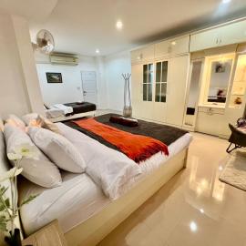 Intro townhome korat, Hotel in Ban Kao