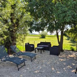 Gîte au cœur de la campagne drômoise, hotel a Tulette