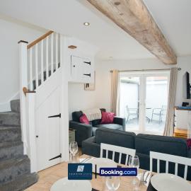 2 Bed House By Southern Stays Short Lets & Serviced Accommodation Bournemouth With Parking - Relocation & Family, 1km From The Beach, hotel u gradu Bornmut