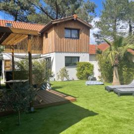 Maison 4 chbs avec jacuzzi, au pied de la piste cyclable, hotel in Lacanau-Océan