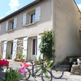 Villa hameau paisible Ardouane, à côté voie verte, hotel in Riols
