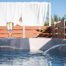 Amici Cottage with Outdoor Jacuzzi