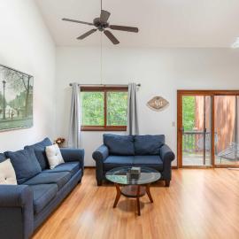 Cozy Loft Near Lake Trails and Mountain Views、Vernon Townshipのホテル