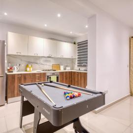Spacious 3BR Flat, Equipped Kitchen, Pool Table, hotel in Taʼ Xbiex