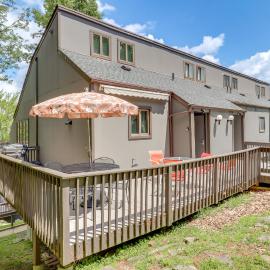 Indoor Pool | Near Skiing | Tannersville Townhome, hotel di Tannersville